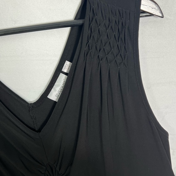 Chic Black Maxi Dress with Flowing Silhouette - Picture 7 of 11